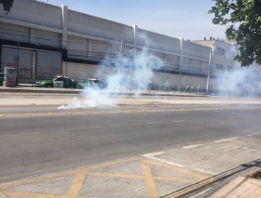 Manifestantes reclamaron por la cobertura de las movilizaciones en las afueras de los canales de TV