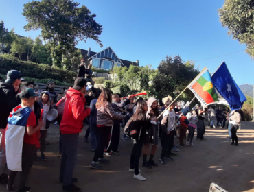 Un grupo de personas se manifestó en las afueras de la casa de Piñera en Cachagua