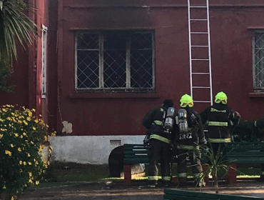 Alcalde de Quilpué tras incendio en municipio: "Espero que mañana no estemos viendo por vía virtual lo que fue el edificio"