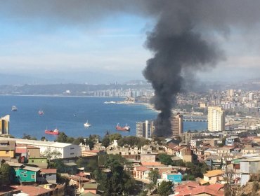 Tienda Tricot del centro de Valparaíso fue incendiada tras intento de saqueo