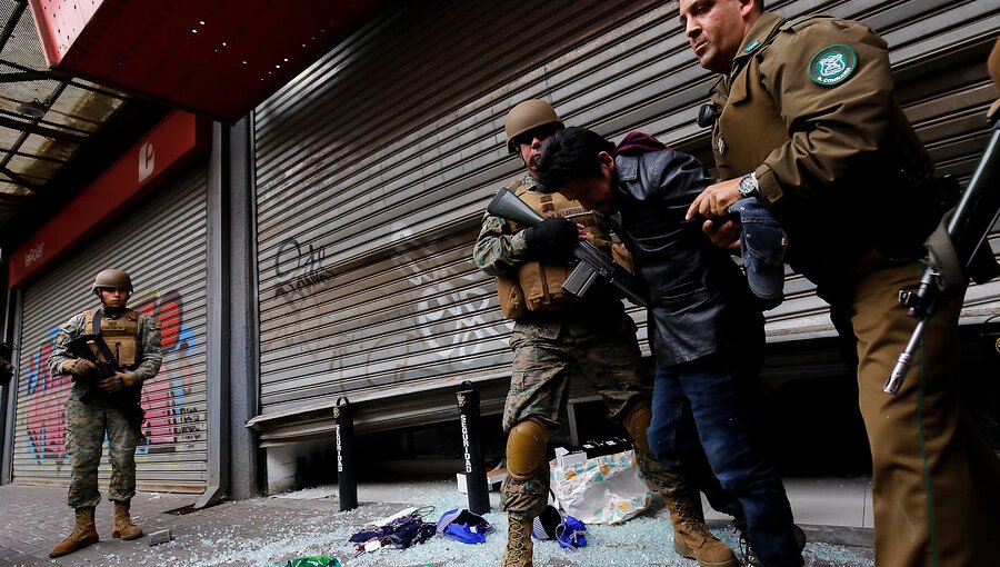 Defensores públicos: 80% de los detenidos en Santiago fueron imputados por robo en lugar no habitado