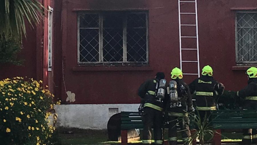 Alcalde de Quilpué tras incendio en municipio: "Espero que mañana no estemos viendo por vía virtual lo que fue el edificio"