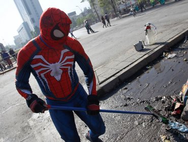 El "Spiderman chileno" se suma a las labores de limpieza en el centro de Santiago