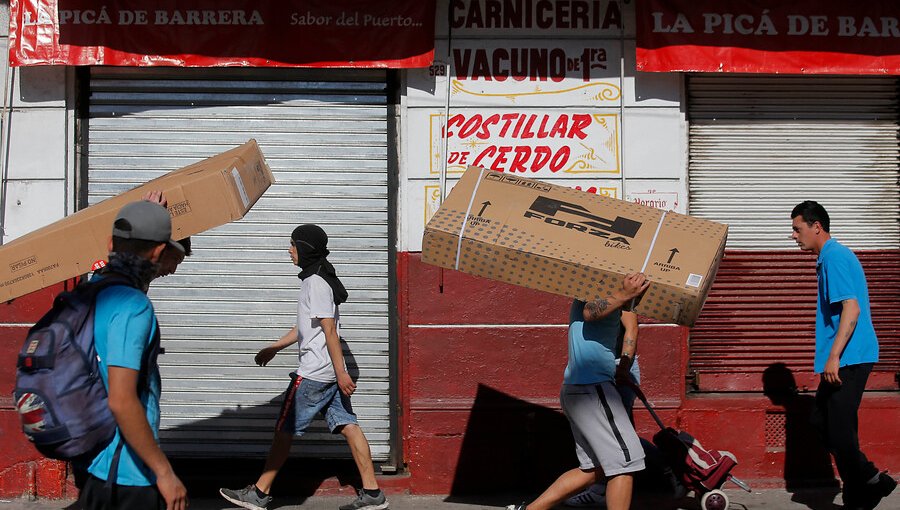 Saqueadores arrasan con establecimientos comerciales del plan de Valparaíso