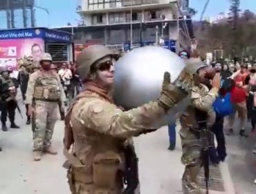 [VIDEO] Militares y manifestantes juegan con balón inflable en Viña del Mar