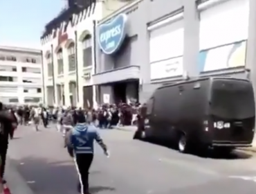 Registro audiovisual muestra a turba haciendo ingreso a céntrico supermercado de Valparaíso