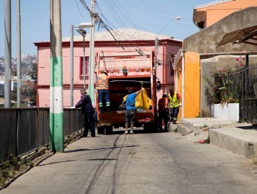 Juntas de vecinos llaman a porteños a evitar sacar basura domiciliaria frente situación que vive Valparaíso