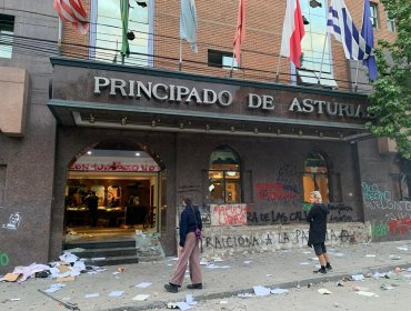 Turba ataca y saquea hotel ubicado en el parque Bustamante de Santiago