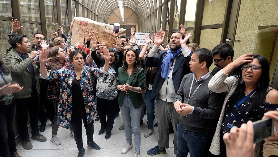 Desde protestas hasta presencia de militares en el Congreso: la agitada sesión de la Cámara en tres actos