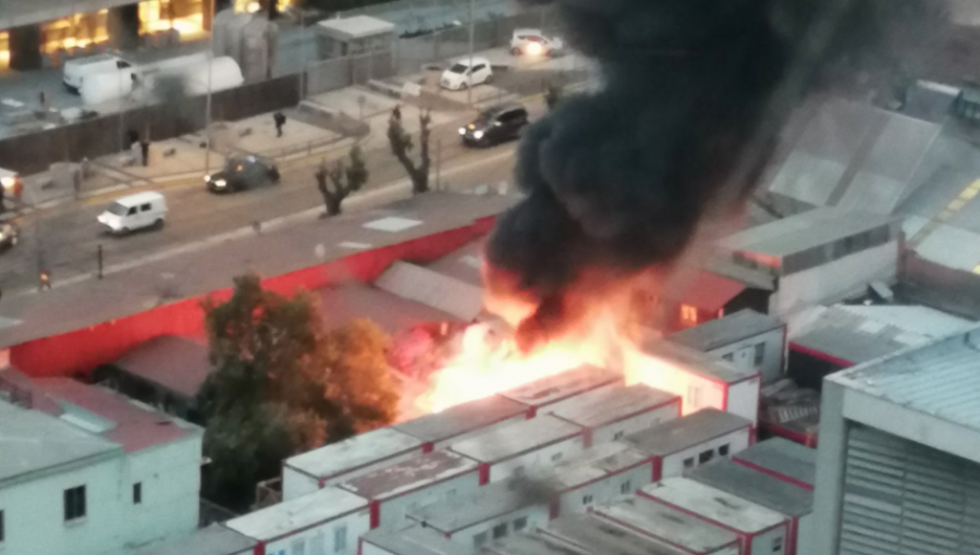 Incendio consumió locales comerciales ubicados frente al hospital Gustavo Fricke