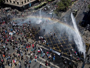 Miles de personas se manifiestan en plaza Italia en jornada de huelga nacional