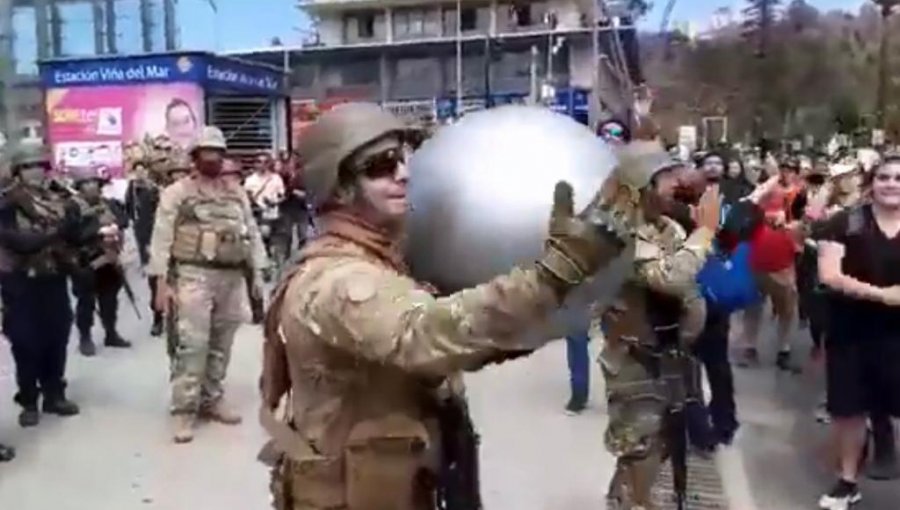 [VIDEO] Militares y manifestantes juegan con balón inflable en Viña del Mar