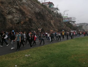 Suspenden tránsito vehicular en Av. España por inédita marcha desde Valparaíso hacia Viña del Mar