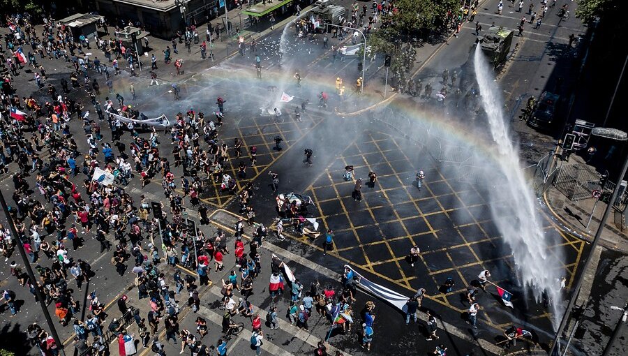 Miles de personas se manifiestan en plaza Italia en jornada de huelga nacional