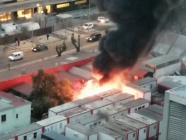 Incendio consumió locales comerciales ubicados frente al hospital Gustavo Fricke