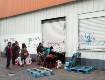 Turba de personas ingresó a saquear supermercado Mayorista 10 de Valparaíso