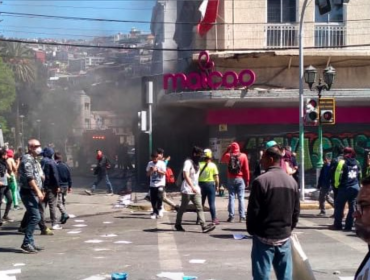 Incendio afectó a cinco locales comerciales en pleno centro de Valparaíso