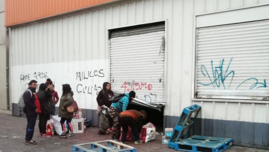 Turba de personas ingresó a saquear supermercado Mayorista 10 de Valparaíso