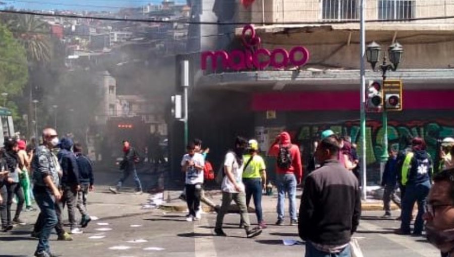 Incendio afectó a cinco locales comerciales en pleno centro de Valparaíso