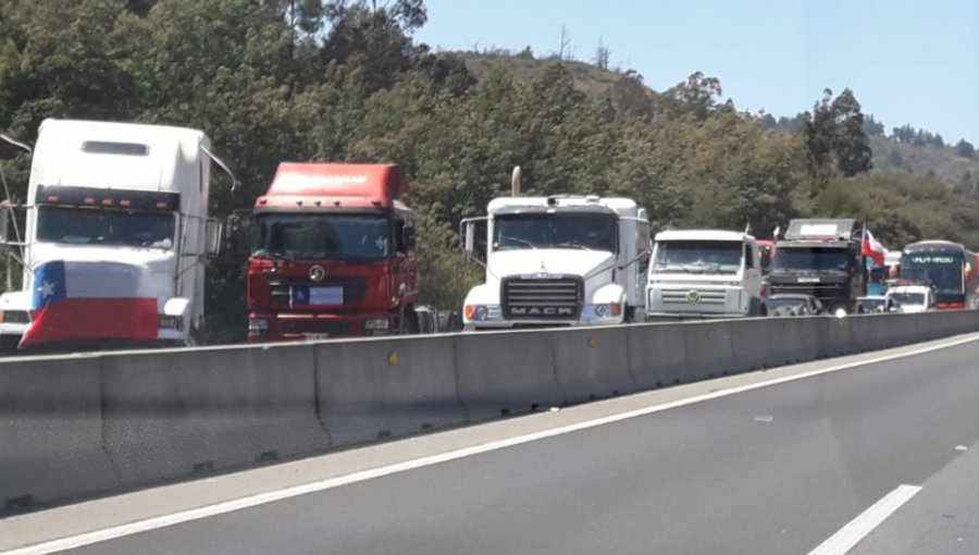 Camioneros de Valparaíso se sumaron a protestas sociales y se movilizaron por la ruta 68