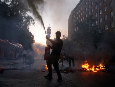 Una veintena de descolgados de la marcha se enfrentan a Carabineros en las afueras de La Moneda