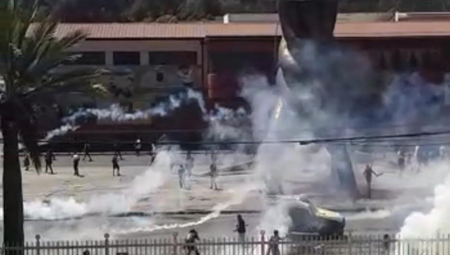 Con gases lacrimógenos dispersan a manifestantes que intentaron ingresar al Congreso en Valparaíso