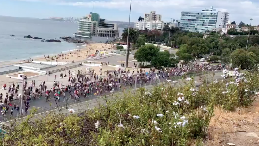 Unas 3 mil personas utilizan las tres pistas de Av. España para marchar desde Viña del Mar a Valparaíso