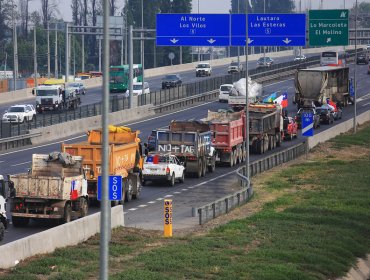 Camioneros deponen movilización tras reunirse con el subsecretario de Obras Públicas