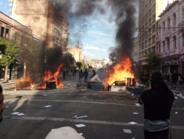 Carabineros dispersa a manifestantes que instalaron barricadas en la Av. Pedro Montt de Valparaíso