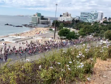 Unas 3 mil personas utilizan las tres pistas de Av. España para marchar desde Viña del Mar a Valparaíso