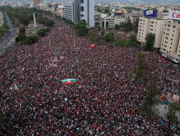 Más de un millón de personas repletan el centro de Santiago en histórica concentración