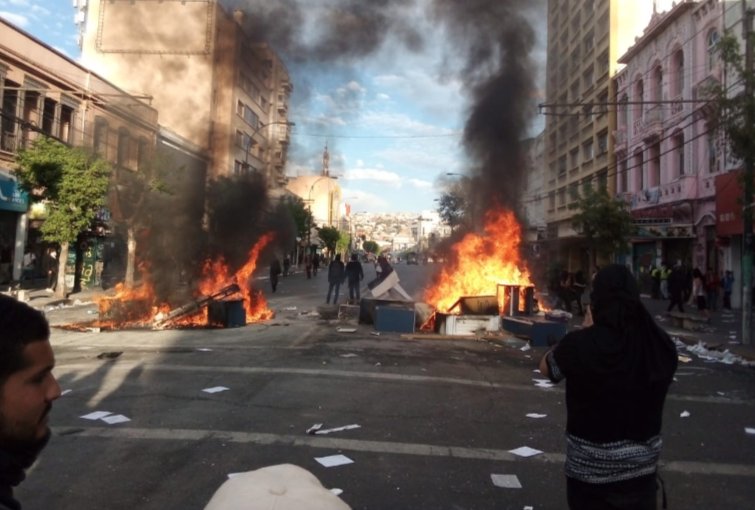 Carabineros dispersa a manifestantes que instalaron barricadas en la Av. Pedro Montt de Valparaíso