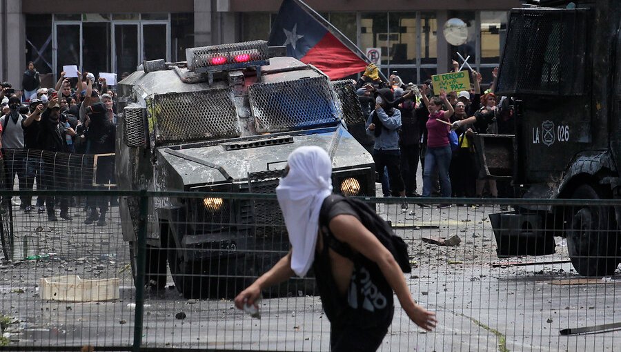 Intendente condenó acciones de "agitadores y delincuentes" en la comuna de Valparaíso