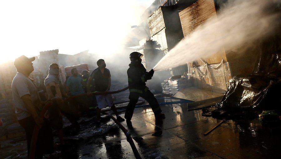 Confirman identidad de segundo fallecido en incendio de tienda de La Pintana