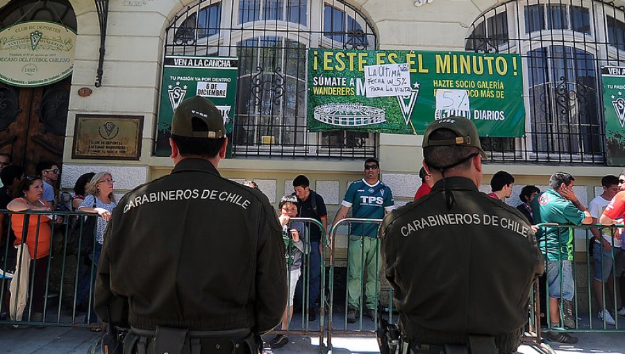 Hinchas de Santiago Wanderers evitaron saqueo de la sede del club tras una marcha