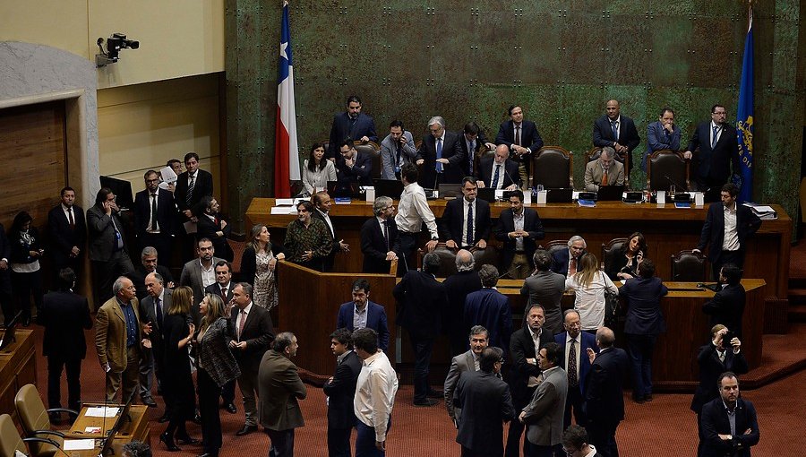 Asesora de diputado Lorenzini se disculpó por decir que víctimas en protestas están "bien muertas"