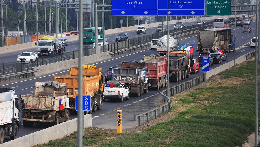 Camioneros deponen movilización tras reunirse con el subsecretario de Obras Públicas