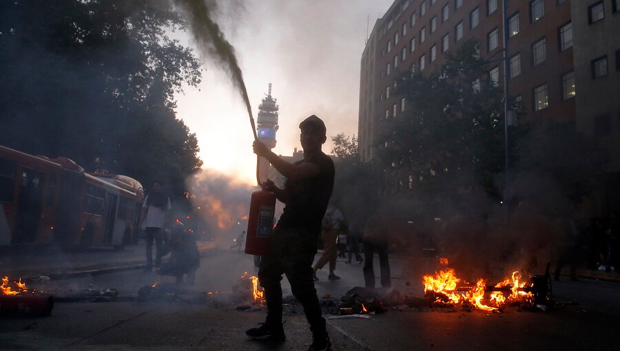 Una veintena de descolgados de la marcha se enfrentan a Carabineros en las afueras de La Moneda