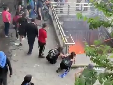 Encapuchados prendieron fuego a los accesos de la estación Baquedano del Metro