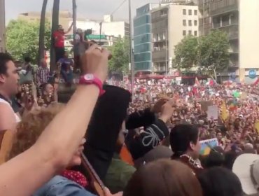 Miles de personas se unieron al «Baile de los que sobran» en las calles de Santiago