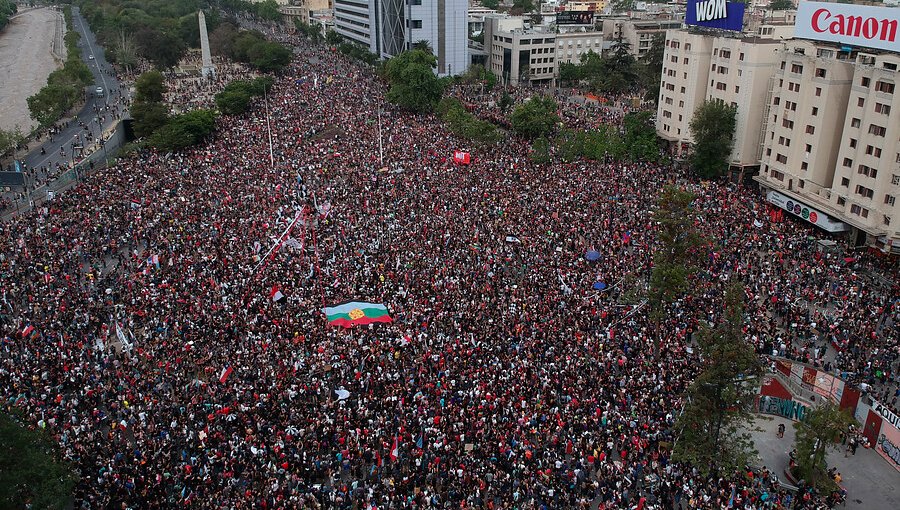 Más de un millón de personas repletan el centro de Santiago en histórica concentración