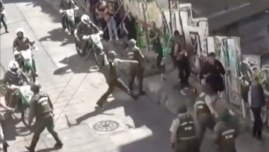 Carabineros le habría informado a Jefe de la Defensa en Valparaíso que video de golpiza a manifestantes "está editado"