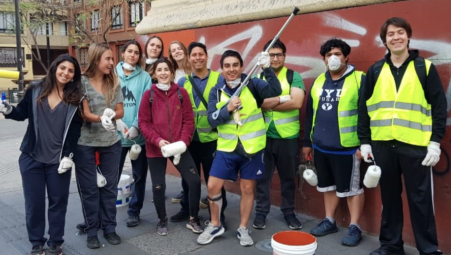 Voluntarios iniciaron labores de limpieza de Santiago tras histórica manifestación