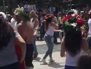 Manifestantes bailaron ritmos de Rapa Nui en la plaza Sucre de Viña del Mar