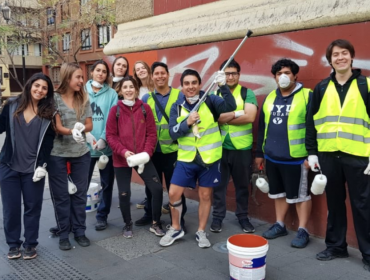 Voluntarios iniciaron labores de limpieza de Santiago tras histórica manifestación