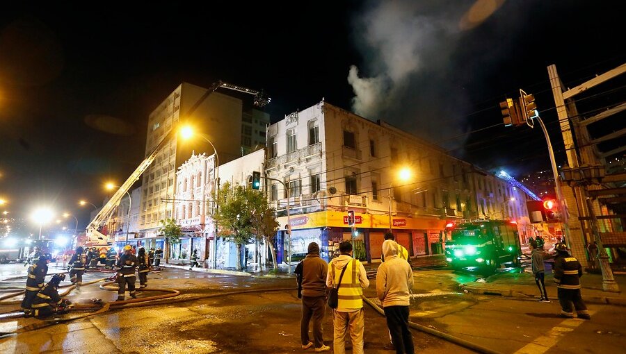 Incendio destruye tienda comercial que ya había sido saqueada y quemada en Valparaíso