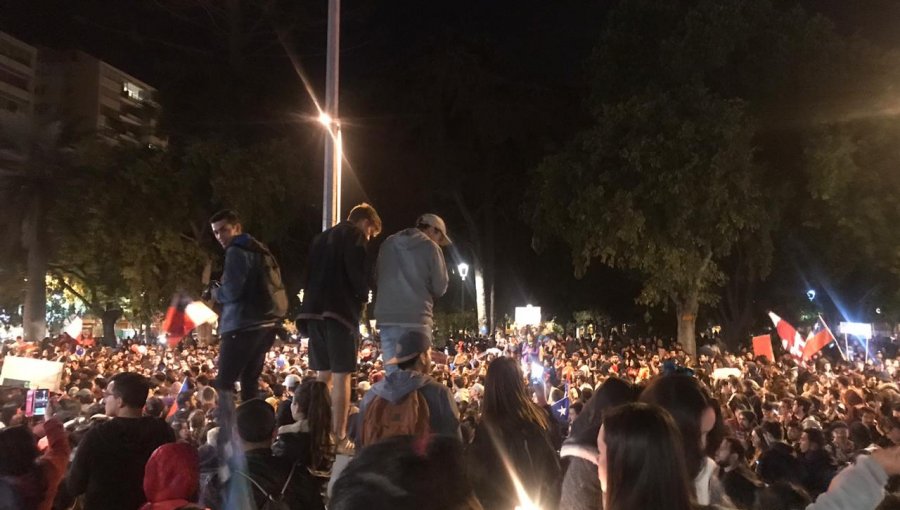 Marcha nocturna en Viña del Mar: Masiva concurrencia en forma pacífica en pleno centro