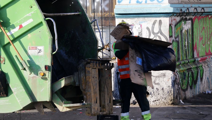 Trabajadores del aseo vuelven a sus labores pese a nula respuesta de alcalde Sharp