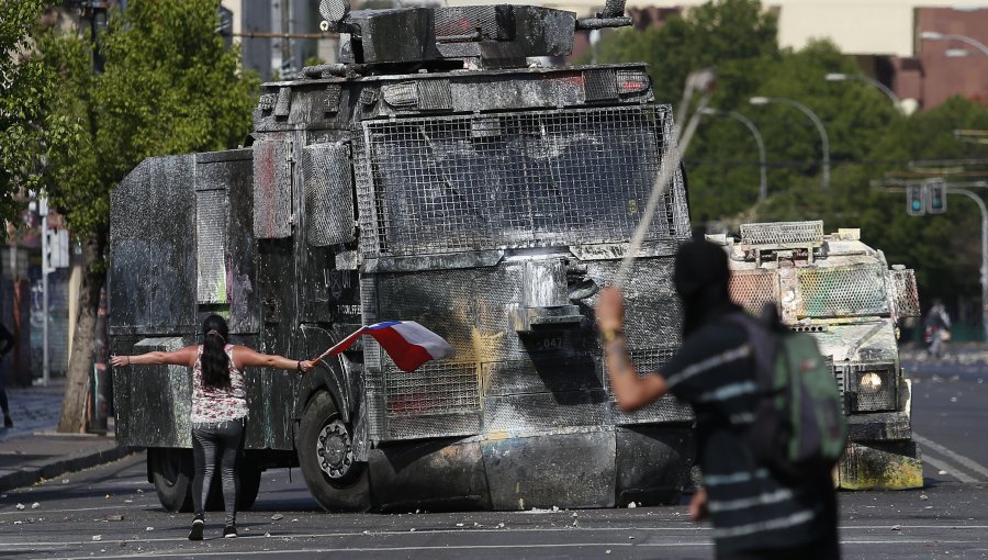 [VIDEO] Carabineros dispersa con bombas lacrimógenas a manifestantes que intentaban llegar hasta el Congreso