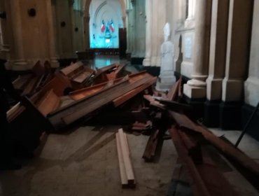 Vándalos atacan la Catedral de Valparaíso y queman bancas en barricadas